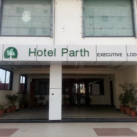 Hotel Parth Executive Lātūr Buitenkant foto