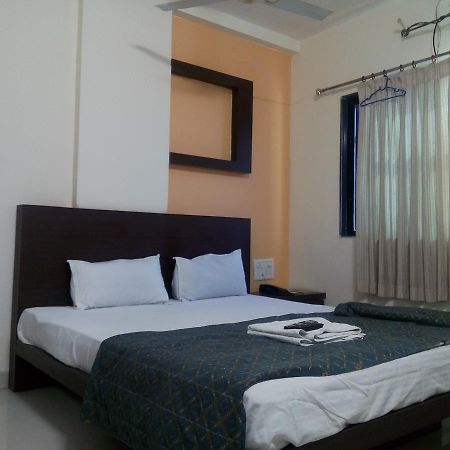 Hotel Parth Executive Lātūr Buitenkant foto
