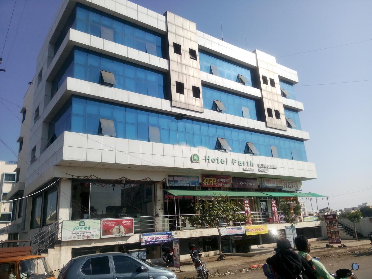 Hotel Parth Executive Lātūr Buitenkant foto