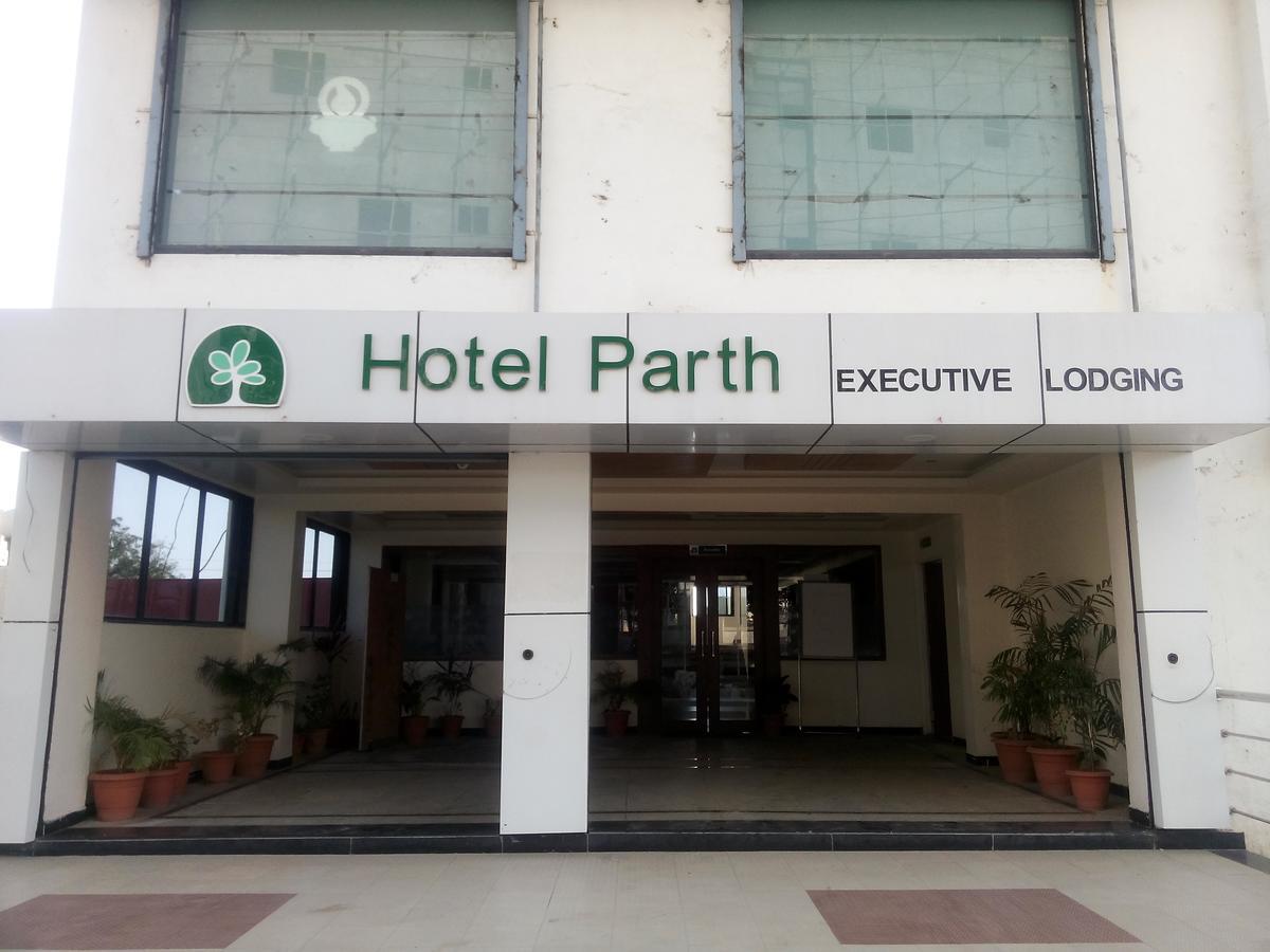 Hotel Parth Executive Lātūr Buitenkant foto