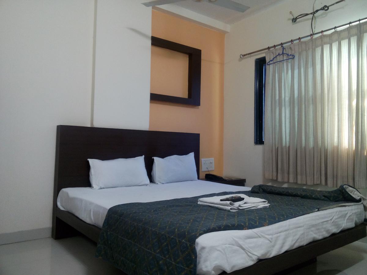 Hotel Parth Executive Lātūr Buitenkant foto