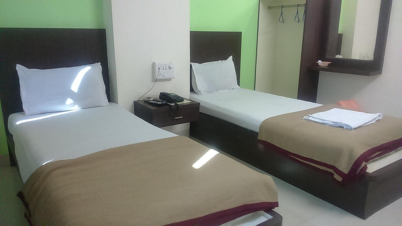 Hotel Parth Executive Lātūr Buitenkant foto