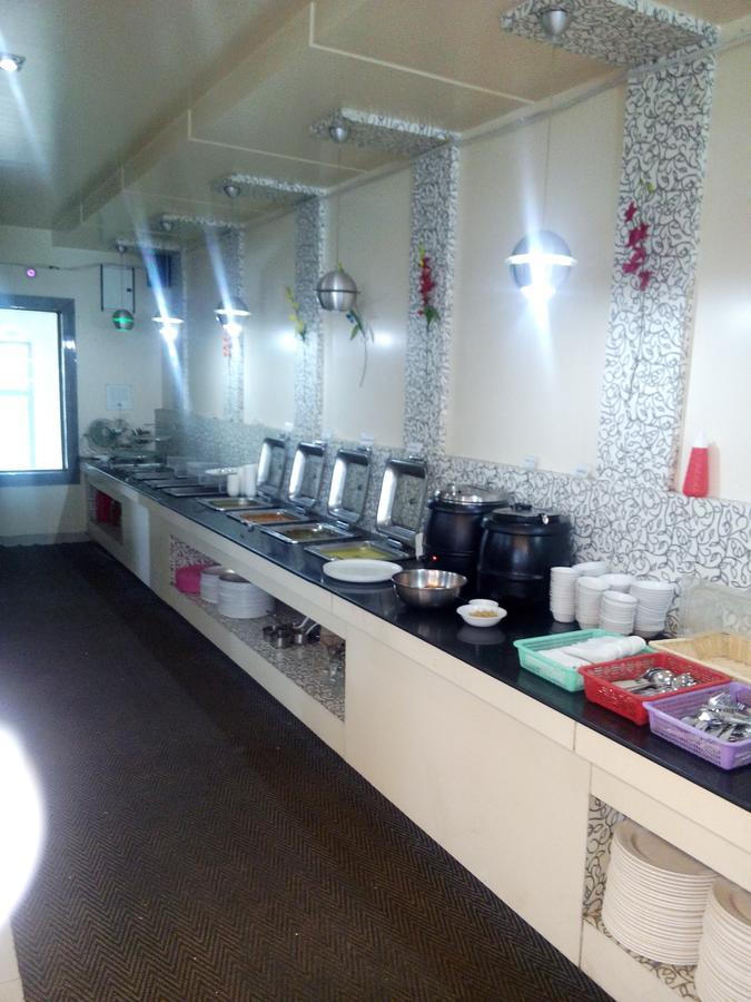 Hotel Parth Executive Lātūr Buitenkant foto