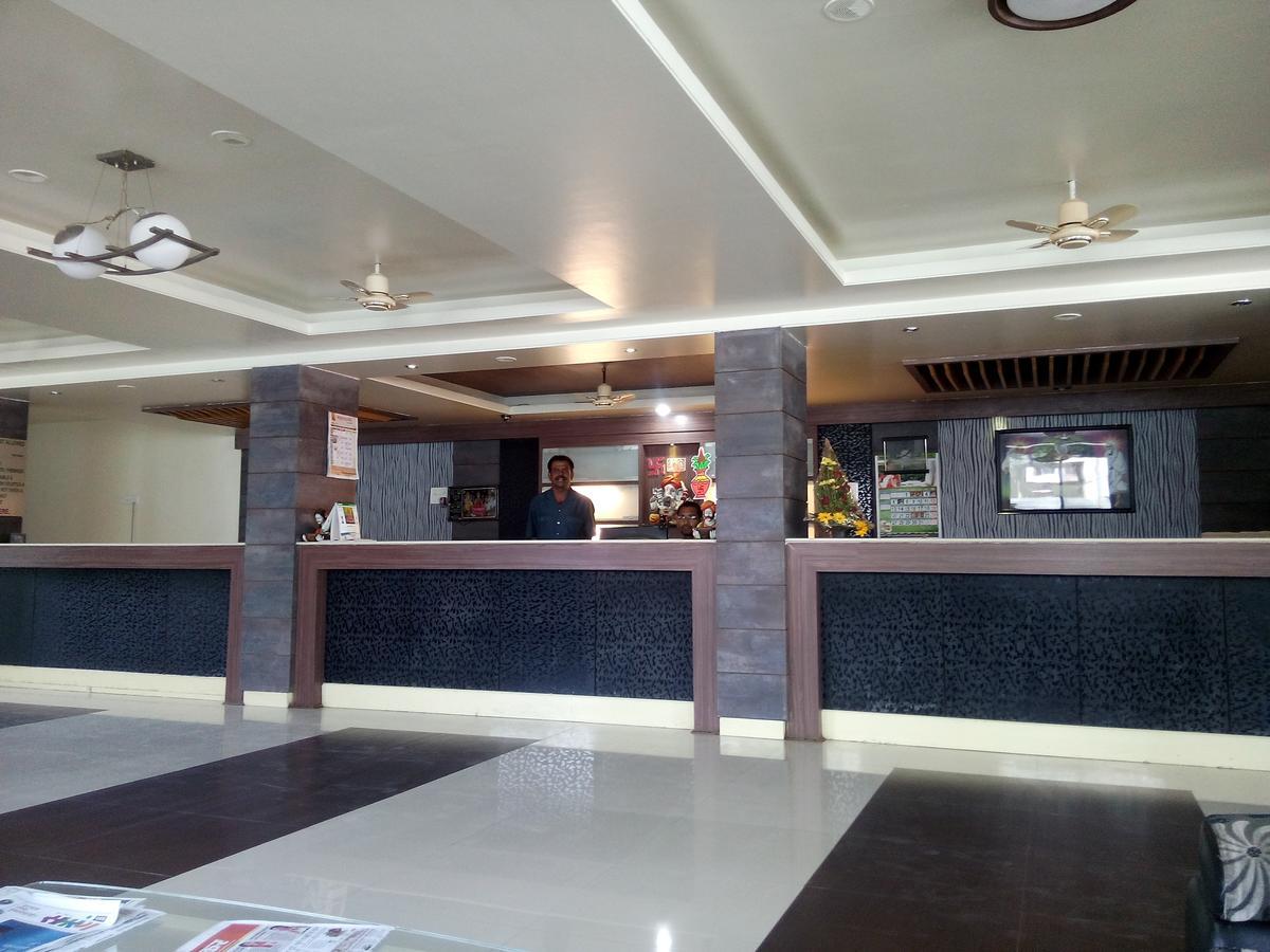 Hotel Parth Executive Lātūr Buitenkant foto