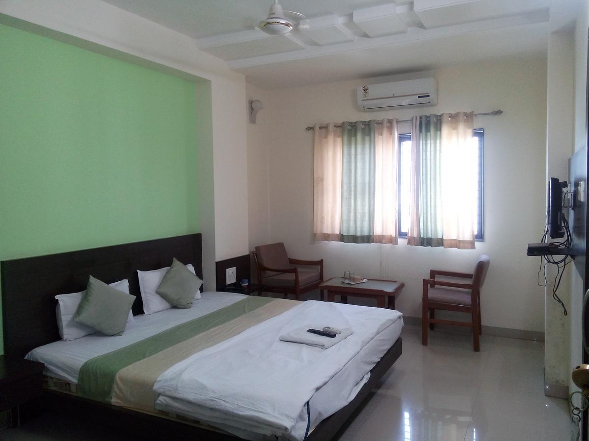 Hotel Parth Executive Lātūr Buitenkant foto