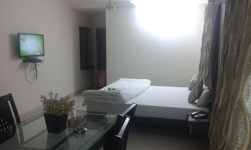 Hotel Parth Executive Lātūr Buitenkant foto