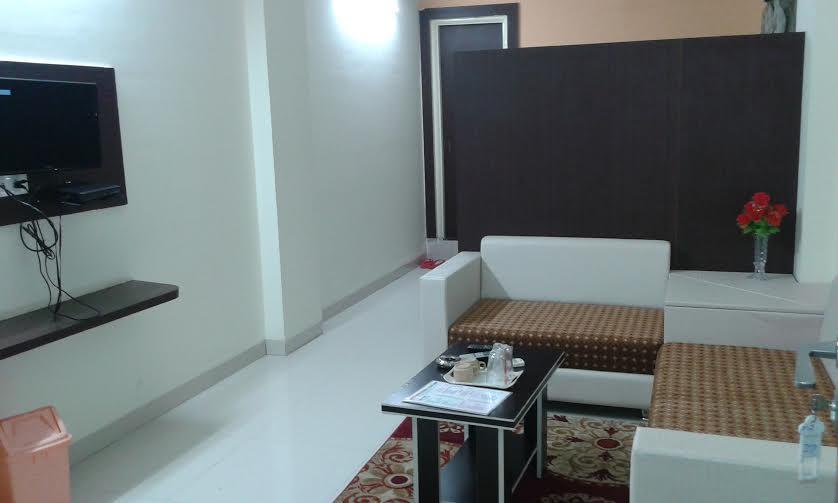 Hotel Parth Executive Lātūr Buitenkant foto